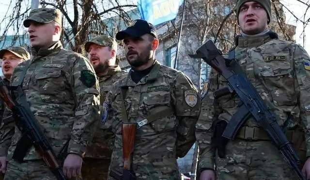 “屠村行动”打响!白人雇佣军扫射平民,临走给俄军留下一面旗帜