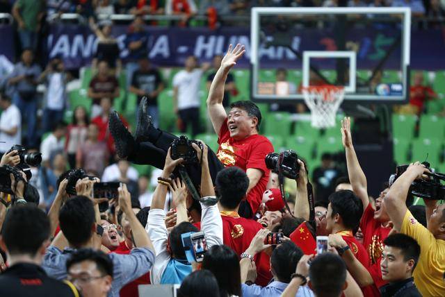 宫鲁鸣接替郑薇担任中国女篮主教练