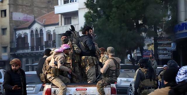 全反了!阿萨德旧部卷土重来,多路叛军集结,朱拉尼困斗大马士革