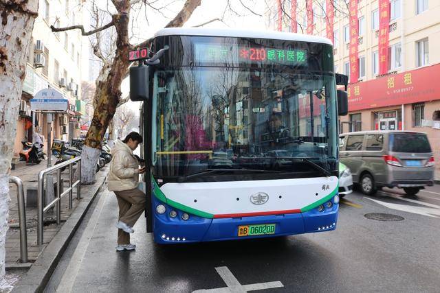 青岛公交上百“小耳朵”上路 ,提高市民乘车辨识度