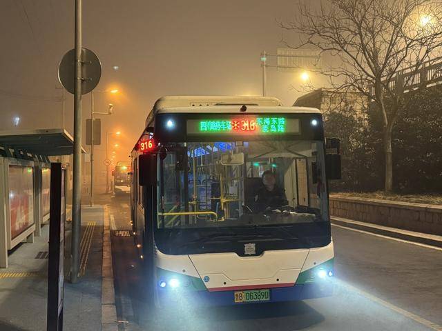 青岛公交上百“小耳朵”上路 ,提高市民乘车辨识度