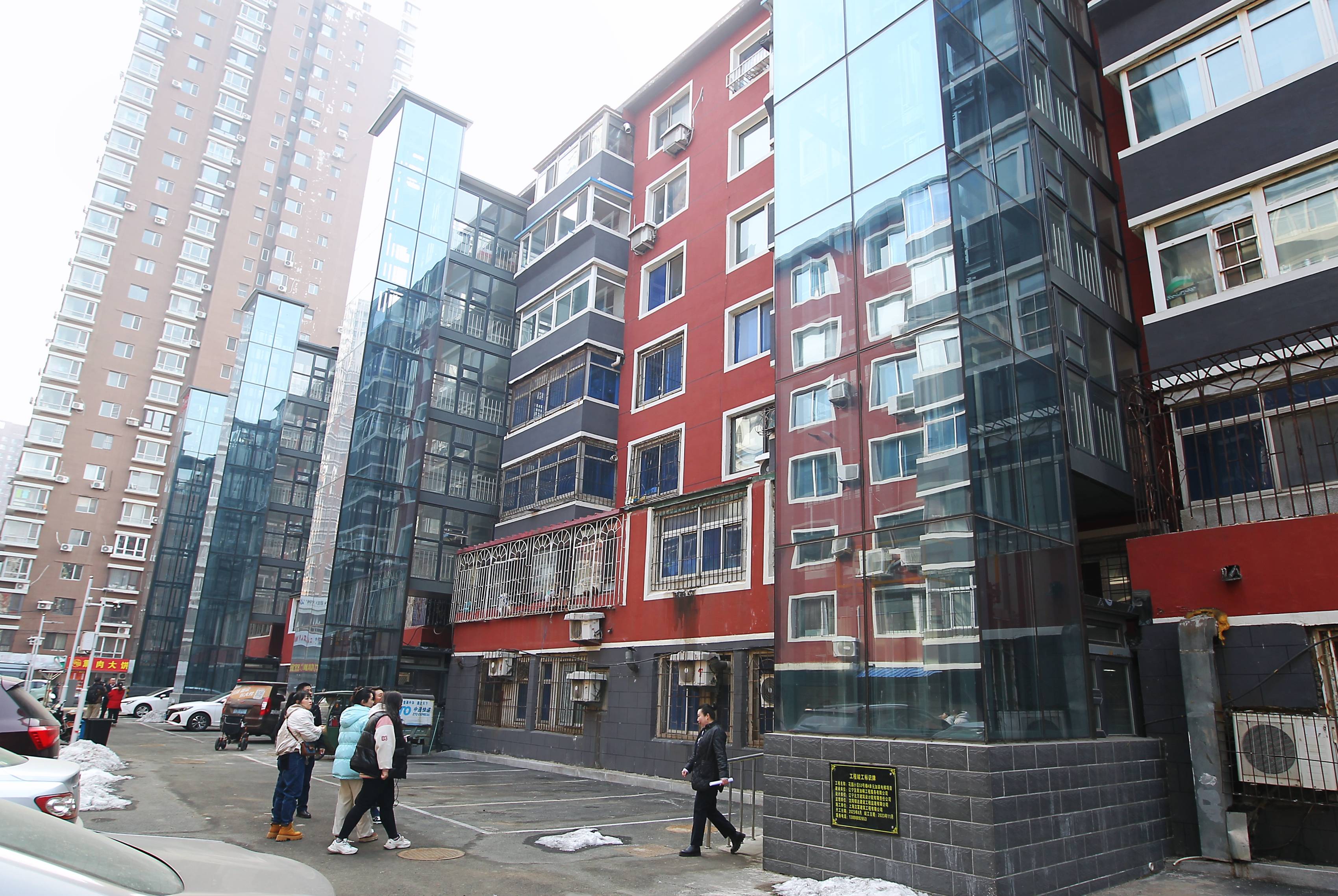 沈阳铁西区一栋老旧居民楼加装5部新电梯