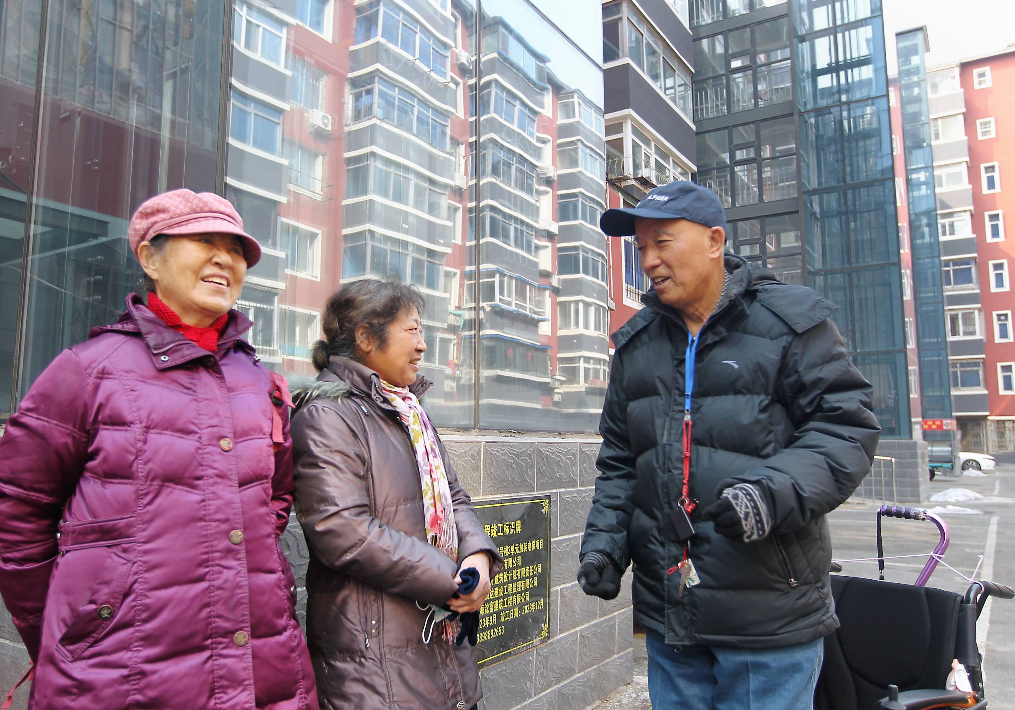 沈阳铁西区一栋老旧居民楼加装5部新电梯