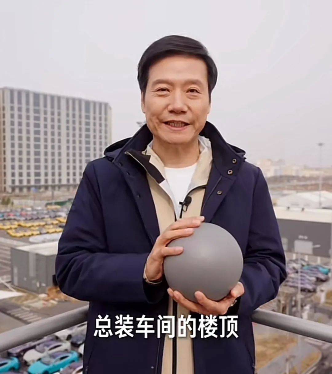 雷军从6楼扔西瓜，展示小米SU7 Ultra“防弹涂层”