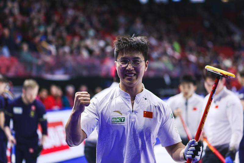 【世锦赛】中国男子冰壶队8比2击败美国队,循环赛两连胜