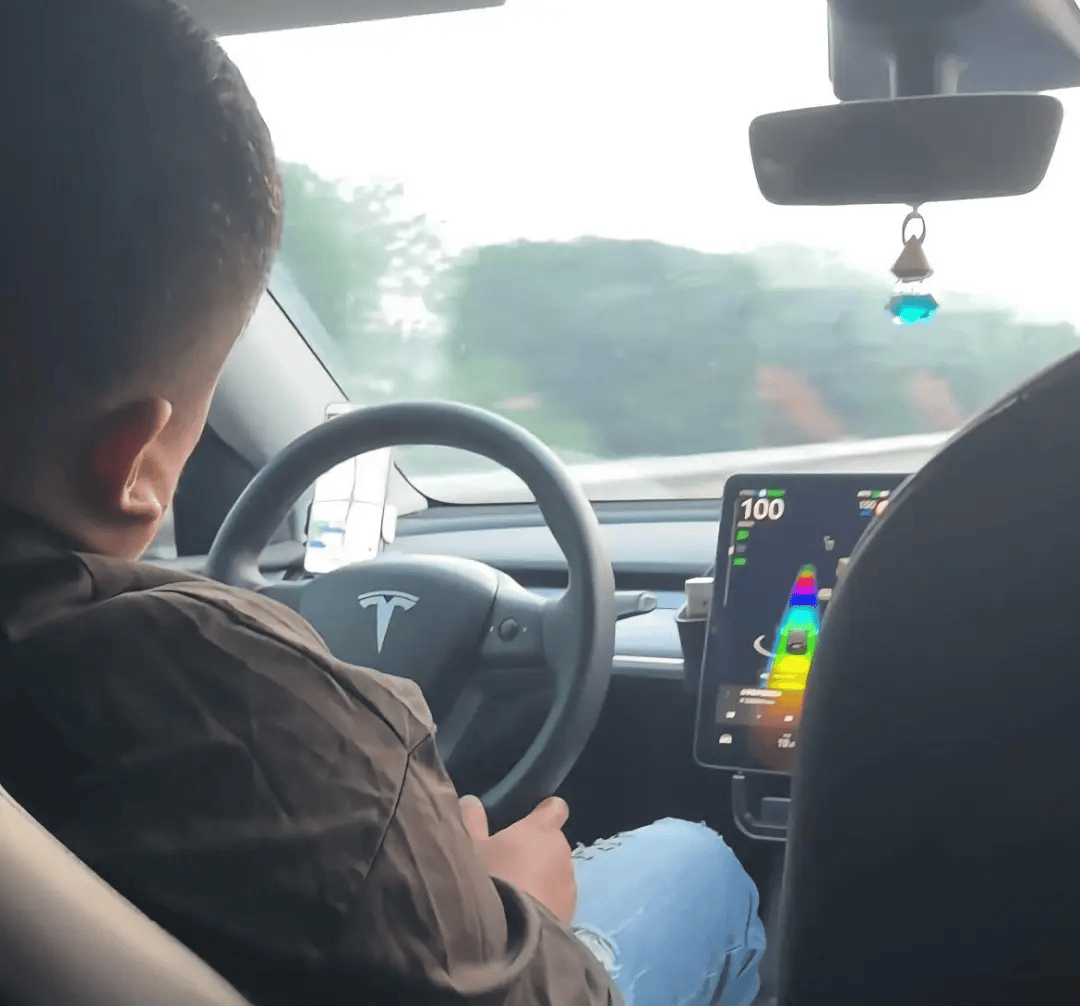 时速100km/h！“司机全程睡觉甚至打呼噜”！吓坏乘客