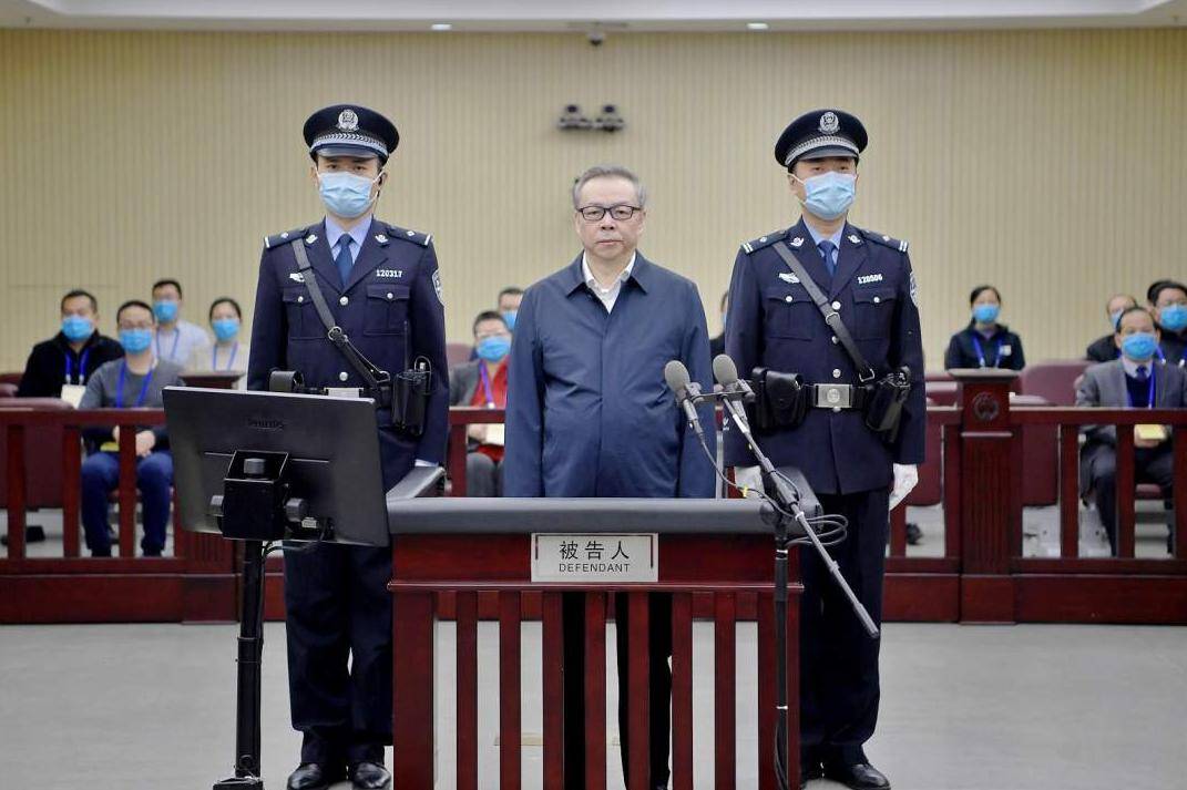 贪污案中的“数额特别巨大”,具体是多少钱?为何贪官极少被判处死刑立即执行?