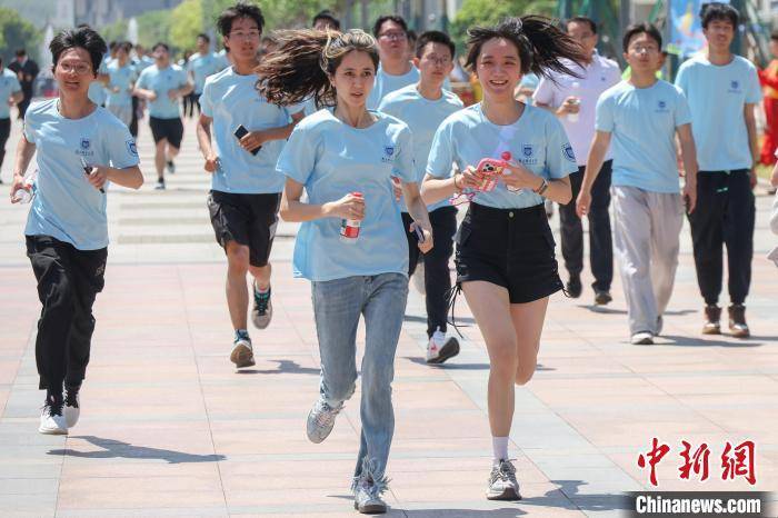 南京邮电大学五千余师生校友奔跑校园“薪火传·踏歌行”