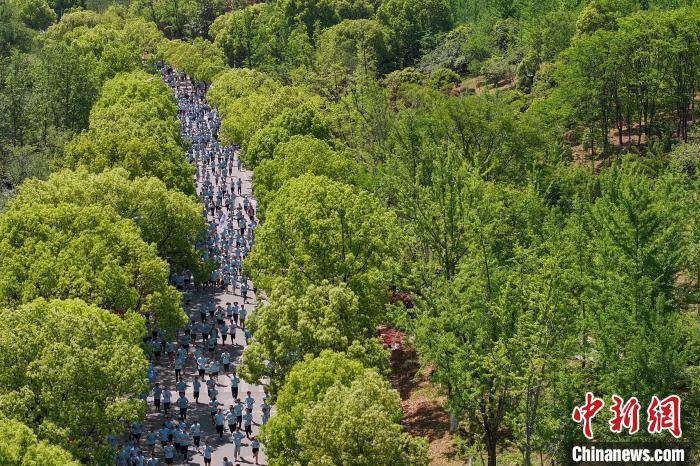 南京邮电大学五千余师生校友奔跑校园“薪火传·踏歌行”