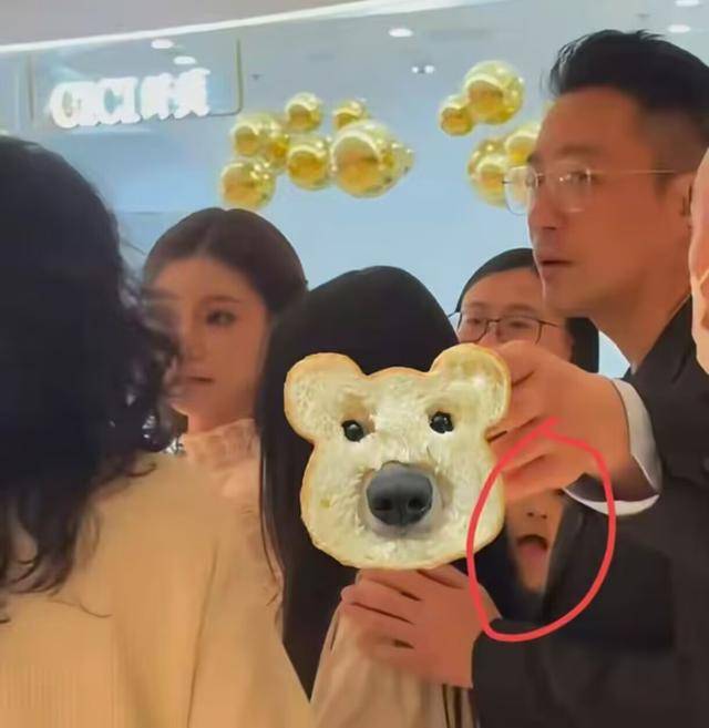 大S儿女回北京，张兰拉着小玥儿逛街，网友夸汪小菲好帅