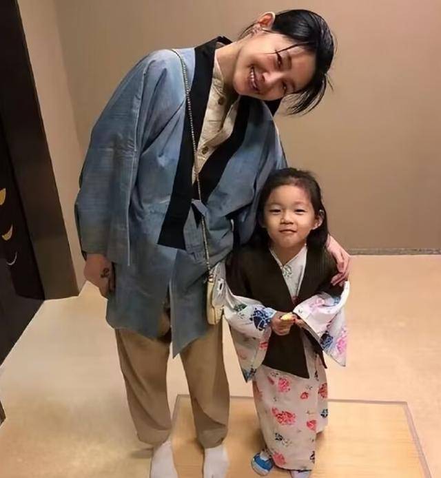 大S儿女回北京，张兰拉着小玥儿逛街，网友夸汪小菲好帅