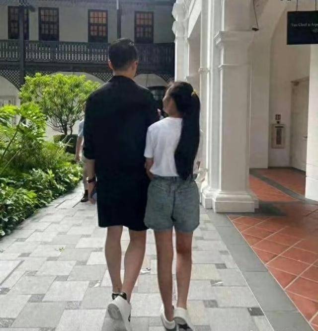 大S儿女回北京，张兰拉着小玥儿逛街，网友夸汪小菲好帅