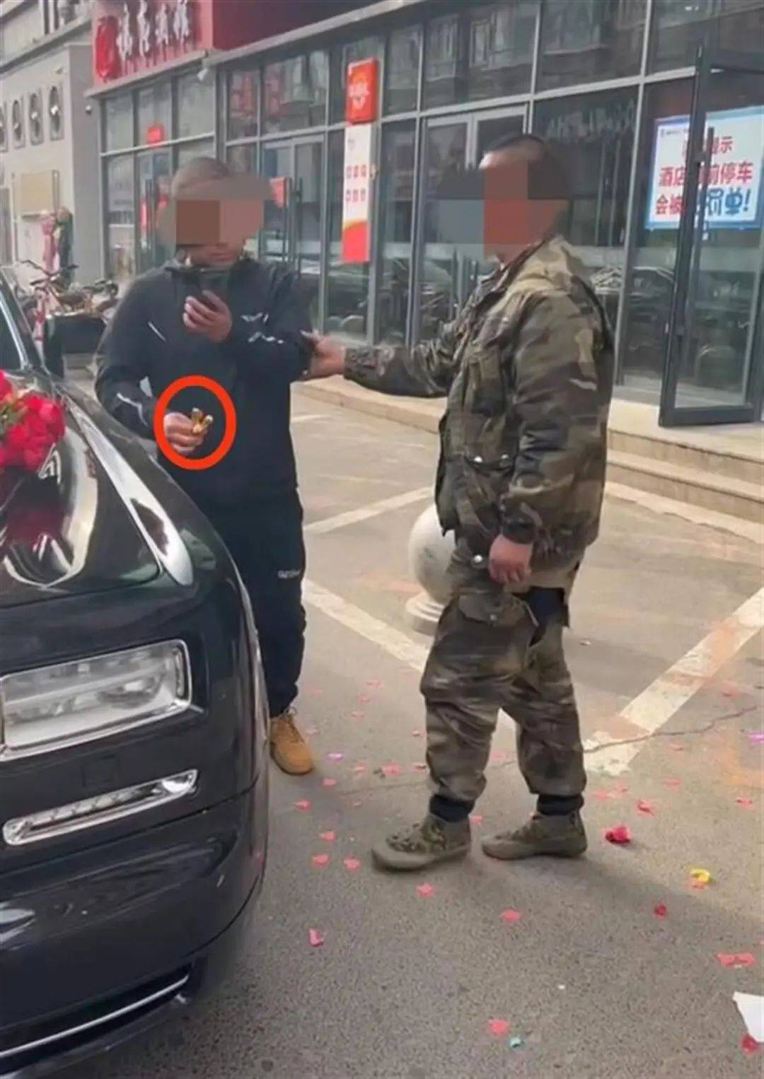 长春一男子拦婚车要喜钱，掰断劳斯莱斯“小金人”！警方已介入
