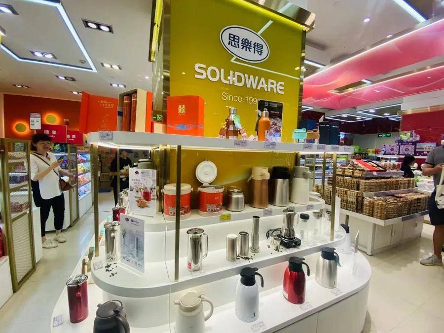 “1800元的出口商品219元拿下”!上海人假期疯狂“捡漏”,这里外贸好东西都卖爆了,新品还将接力上市