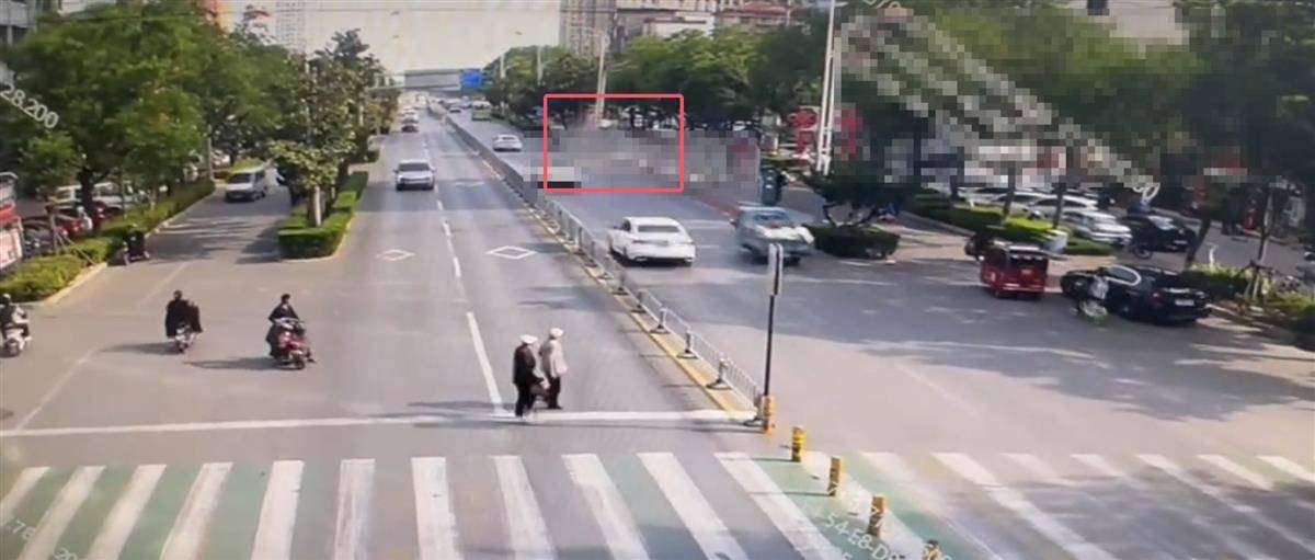 山东滕州一车辆撞向公交站台致多人倒地，肇事司机被控制，案件已移交刑警