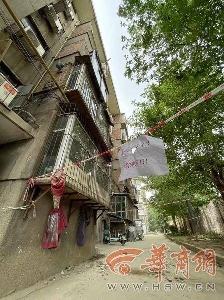 大风中西安一40年老楼两户阳台坠落，居民担心危房盼安全鉴定