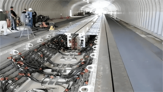 央视大方展示！在6艘船簇拥下，福建舰开足马力直奔东海