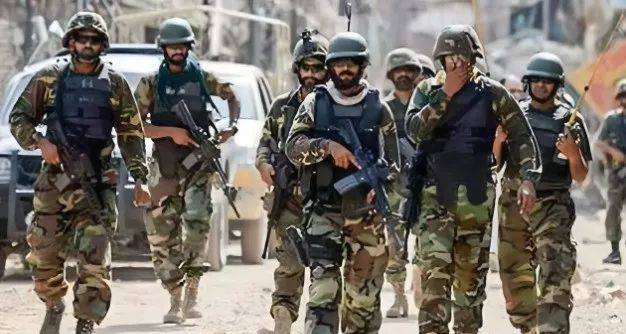 巴铁一座城市被攻破，数百名敌军夺取政府大楼：巴铁守军节节败退