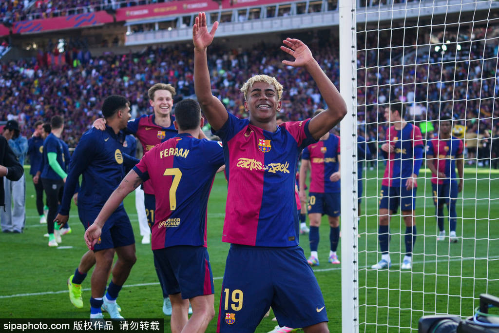 赛季四杀!西甲-姆巴佩戴帽拉菲2球 巴萨4-3皇马7分领跑