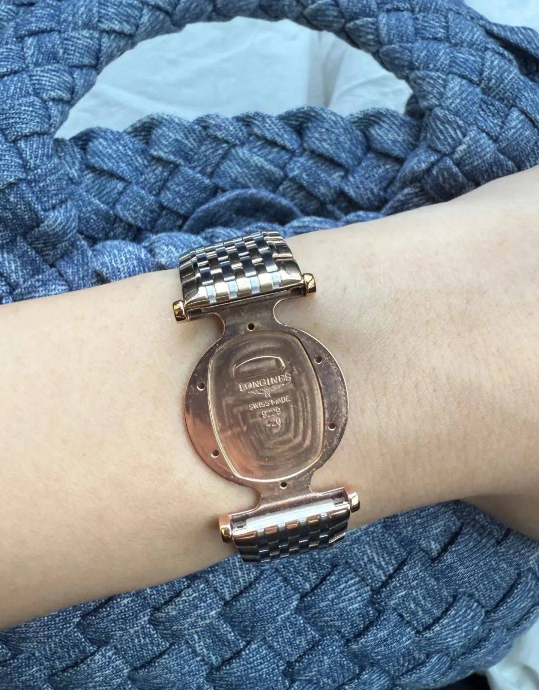 “浪”还在，“琴”没了！网友称花1万多买的浪琴整个表盘丢失仅剩表带，浪琴回应