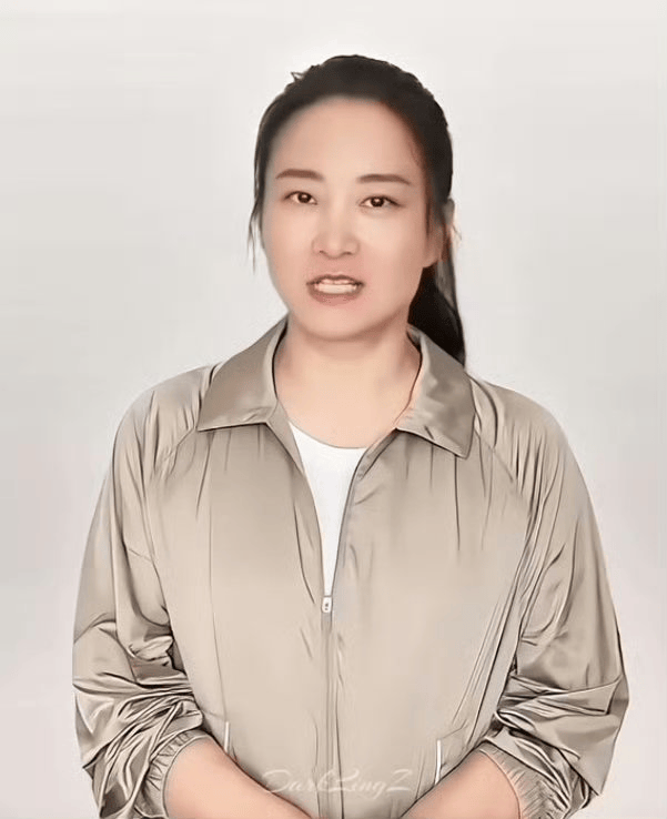 贾玲又瘦了!扎高马尾穿运动服出镜