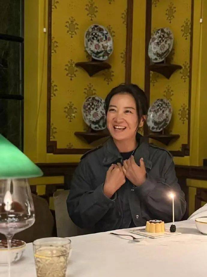 贾玲又瘦了!扎高马尾穿运动服出镜