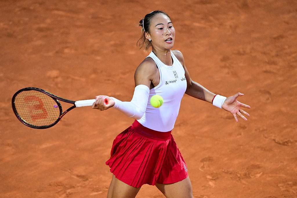 生涯首胜！郑钦文2-0萨巴伦卡 结束六连败晋级罗马站四强