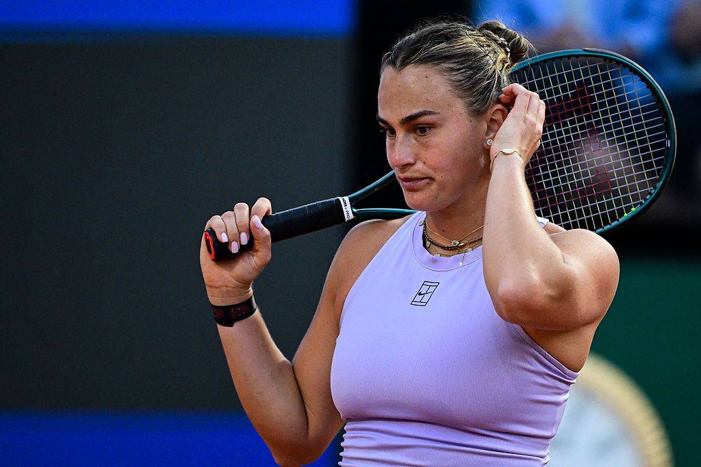 生涯首胜!郑钦文2-0萨巴伦卡 结束六连败晋级罗马站四强