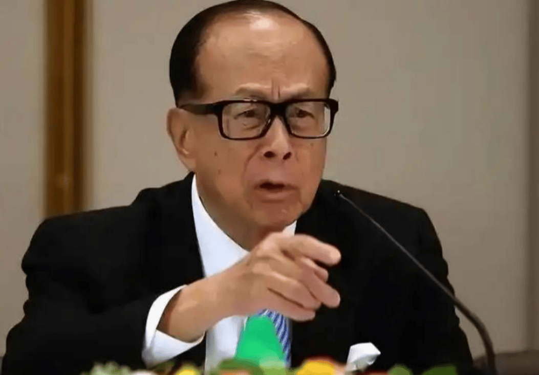 美方主动让步后，李嘉诚终于看清了形势，向官方做出重要保证！