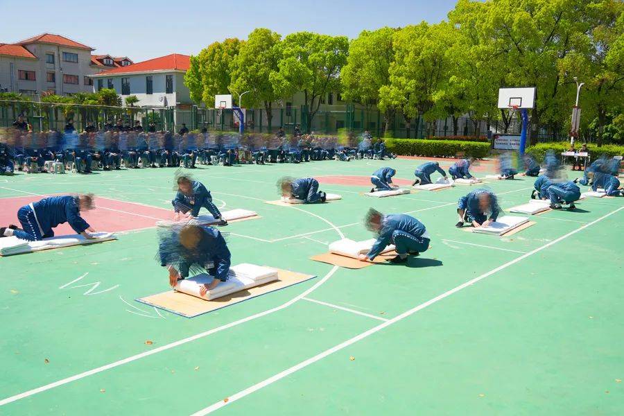 男子在上海监狱服刑11年,出狱前才得知两位家人已病逝...极大生活困境,他深深担忧→