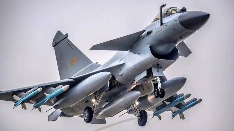 央视终于发声！歼-10CE首次海外建功，透露哪些信息？