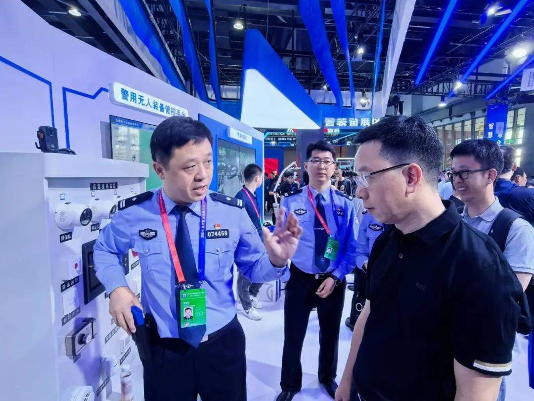 出圈!成都武侯公安自主研发“智能枪套”在警博会现场引围观