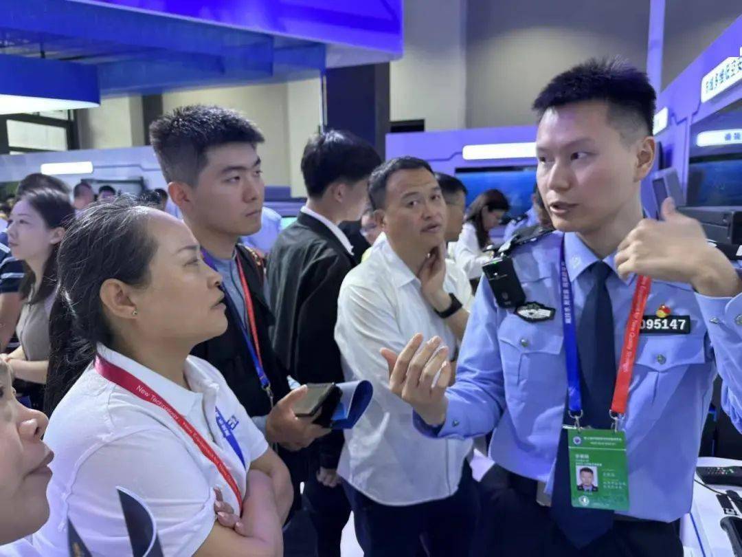 出圈!成都武侯公安自主研发“智能枪套”在警博会现场引围观