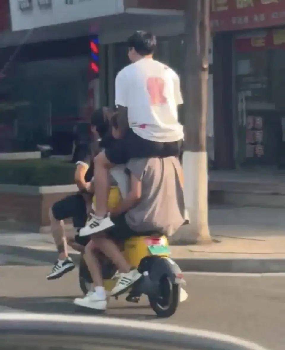 5人共骑一辆共享电单车？四川警方：已行政处罚