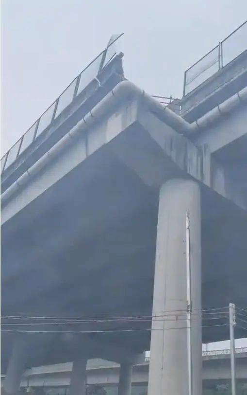 东莞一高架桥4车道变3车道致车辆坠落？当地：是特大事故