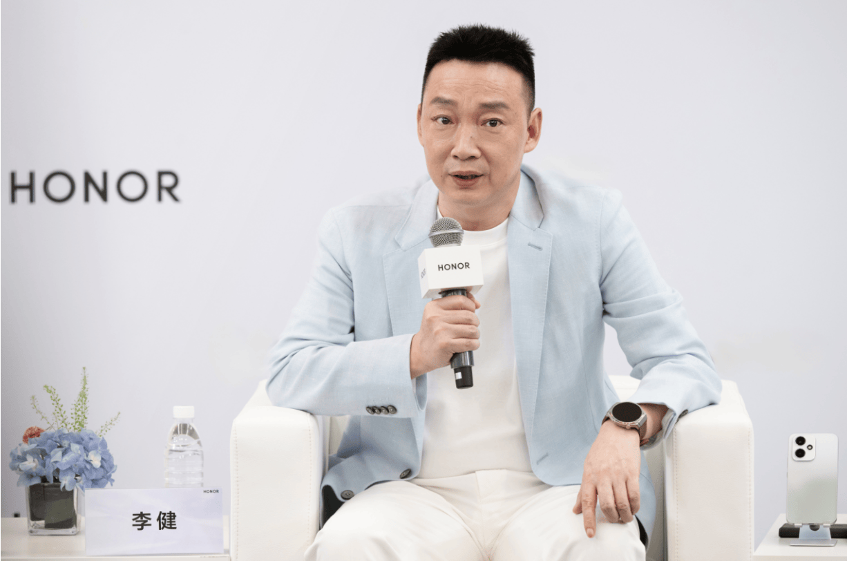 荣耀CEO李健国内首秀：“荣耀没死，这帮人拼了命”