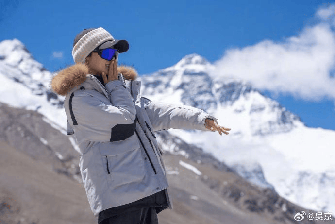 吴京晒妻子谢楠登珠峰的照片,网友:圆满了珠峰求婚的梦