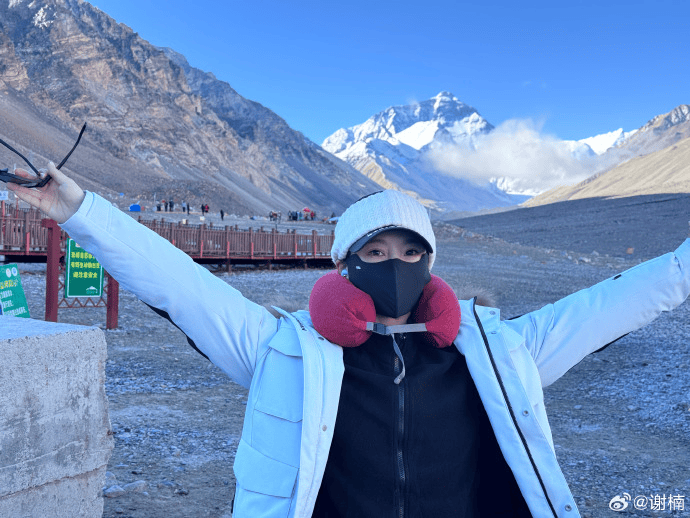 吴京晒妻子谢楠登珠峰的照片,网友:圆满了珠峰求婚的梦
