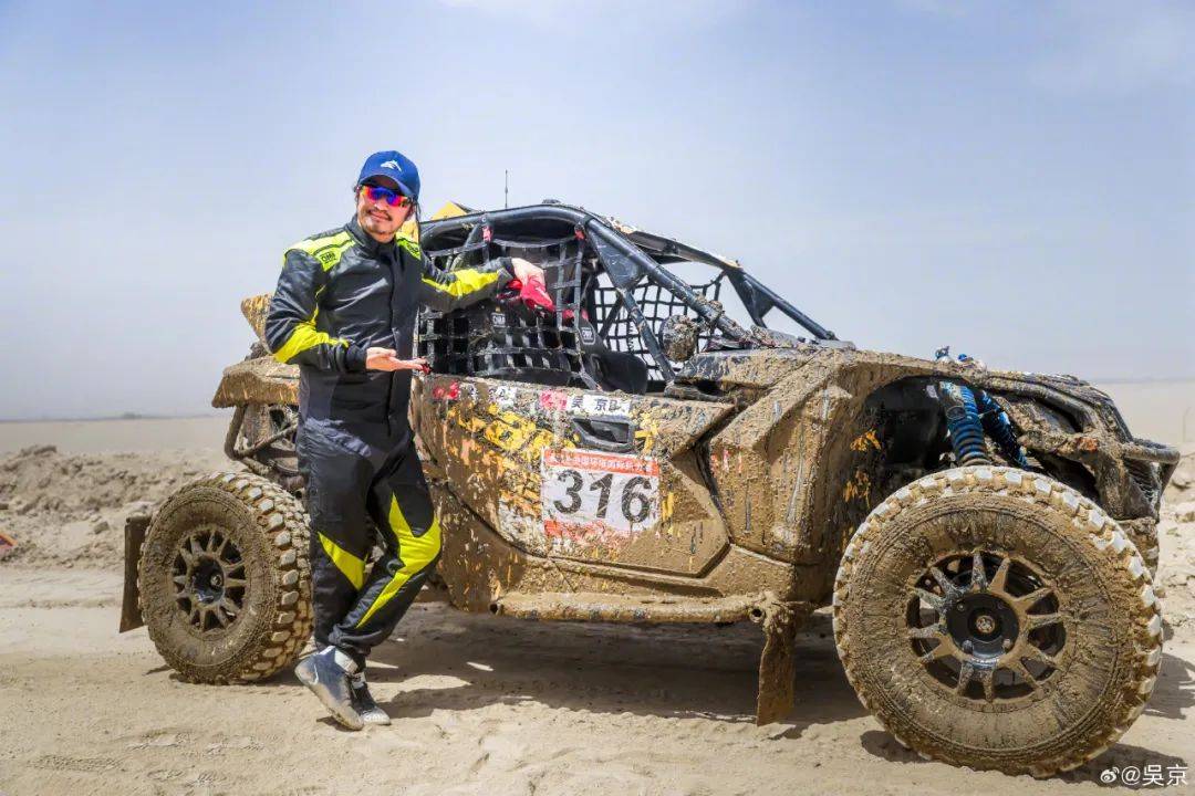 吴京晒妻子谢楠登珠峰的照片,网友:圆满了珠峰求婚的梦