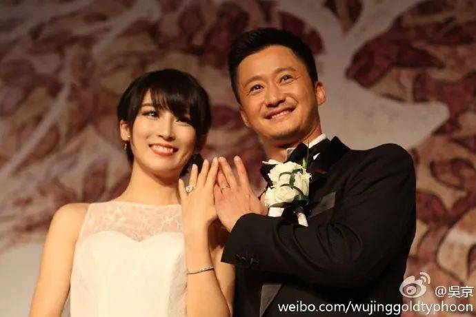 吴京晒妻子谢楠登珠峰的照片,网友:圆满了珠峰求婚的梦