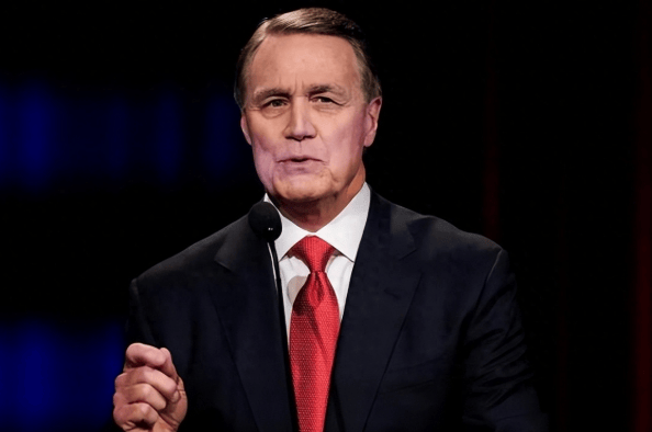 一架专机突然降落北京，特朗普果然扛不住了，中方通告“字少事大”