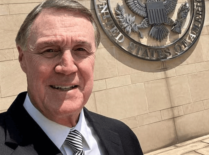 一架专机突然降落北京,特朗普果然扛不住了,中方通告“字少事大”