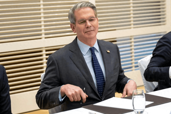 一架专机突然降落北京,特朗普果然扛不住了,中方通告“字少事大”