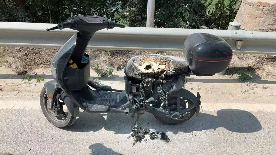 北京门头沟区一电动自行车行驶过程中车座起火 路人发现后及时扑灭