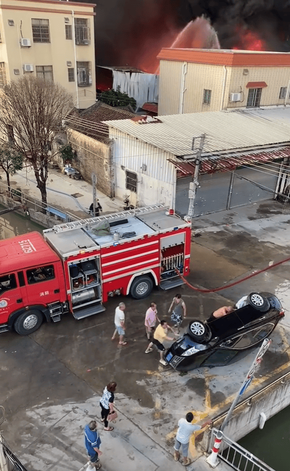 私家车占道挡住消防车被众人推翻,中山官方:将对车主追责