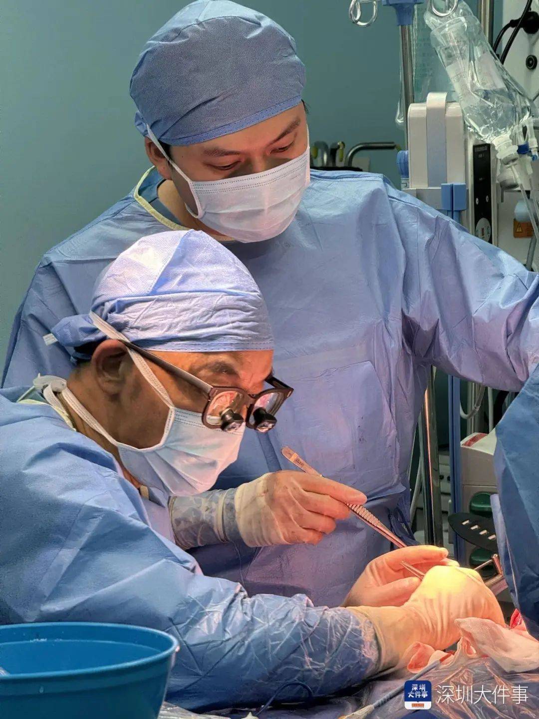 店员试衣间里一句警告，竟救了17岁少女！一家人火速赶到深圳