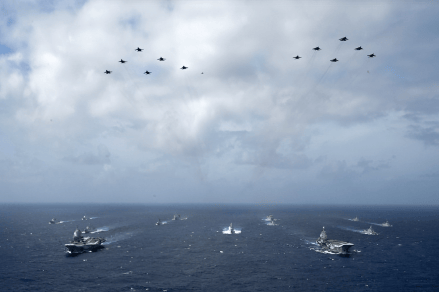 美军航母连夜跑路真相曝光！解放军16艘舰打头阵，美军异常安静