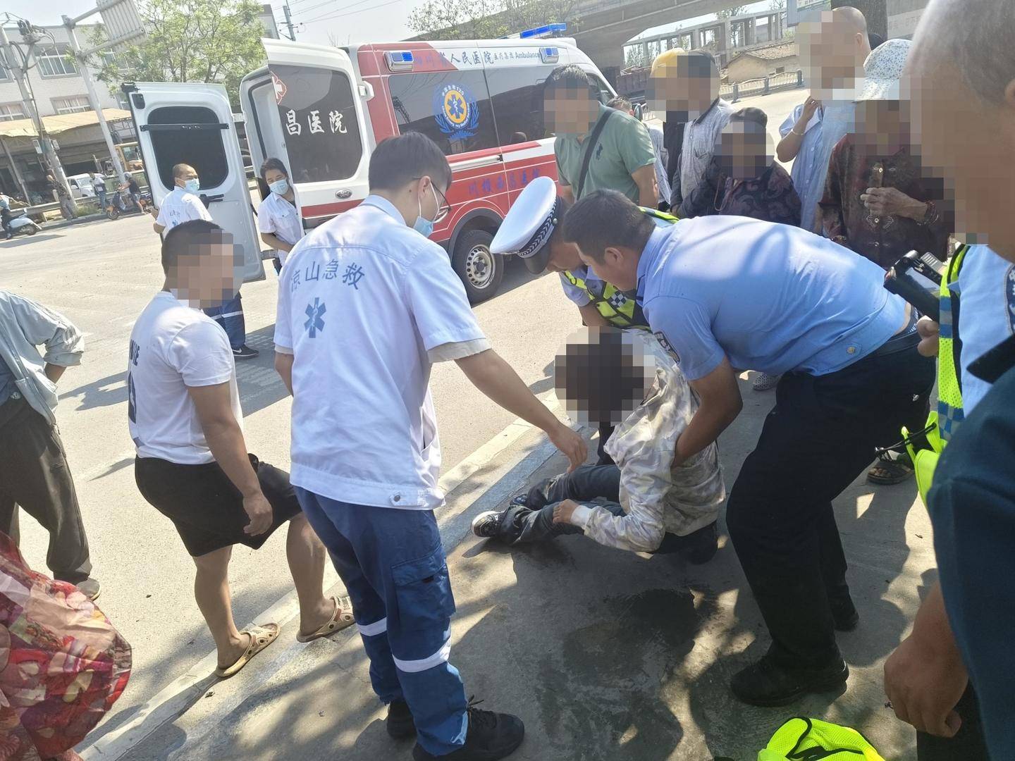 辅警跳河救起轻生女,上岸时被红火蚁咬伤:系最危险入侵物种之一,过敏者或致休克