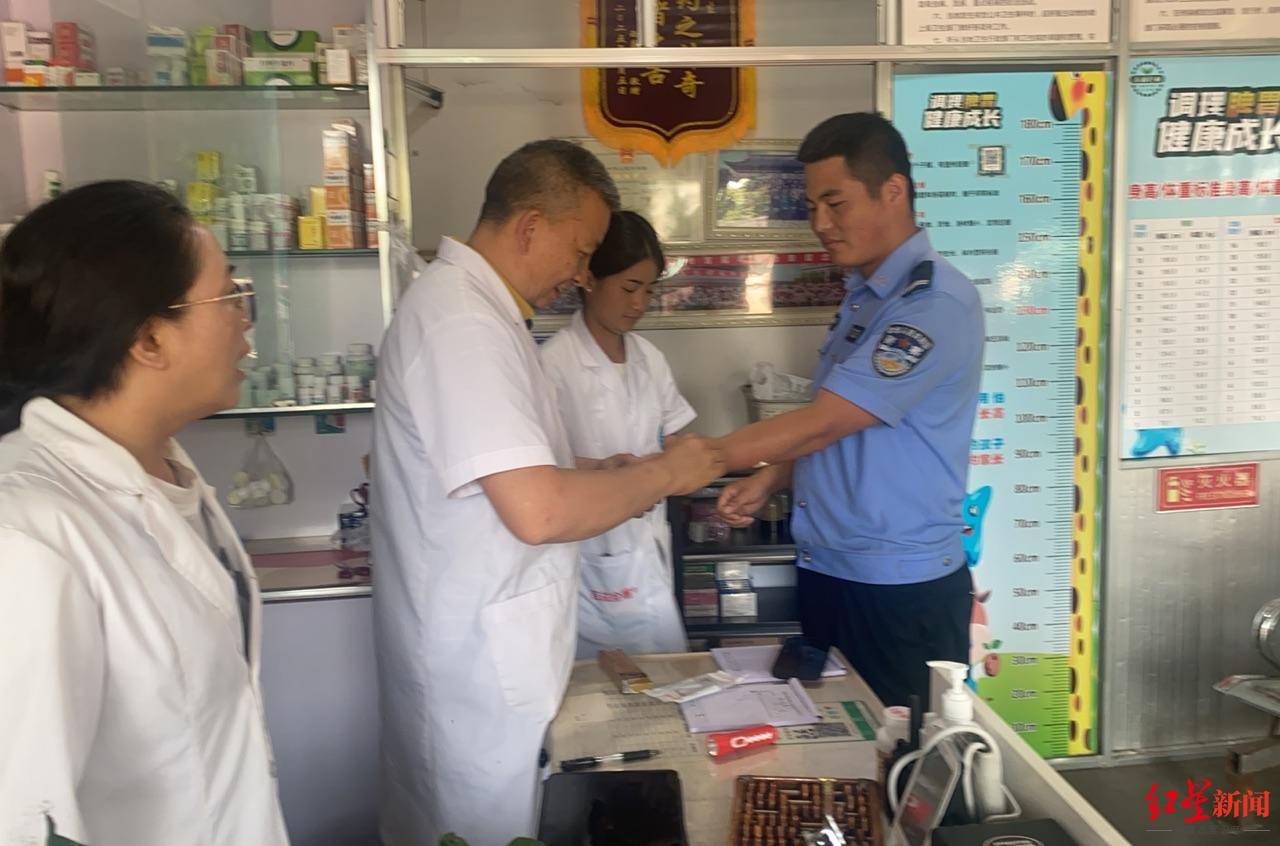 辅警跳河救起轻生女,上岸时被红火蚁咬伤:系最危险入侵物种之一,过敏者或致休克