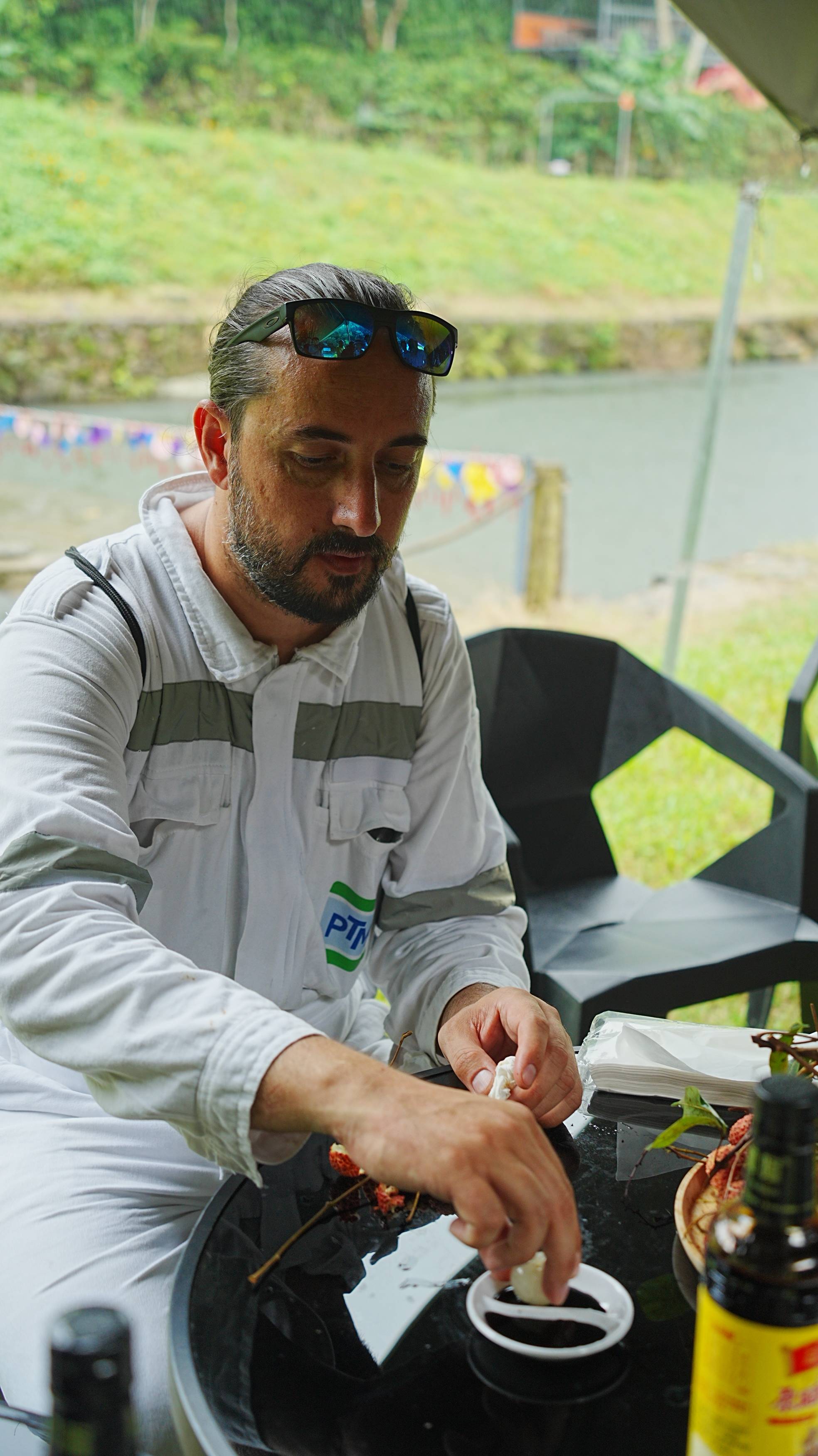 “第一次吃，像吃葡萄！”外籍船员在惠州品尝荔枝